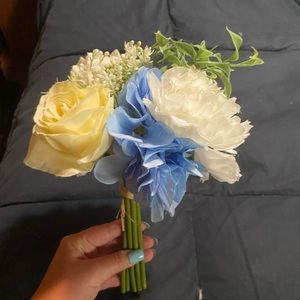 24 dusty blue /yellow bouquets